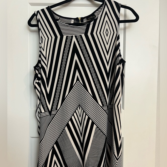 Black and White Tunic with back zipper detail and side buttons. - Picture 2 of 4